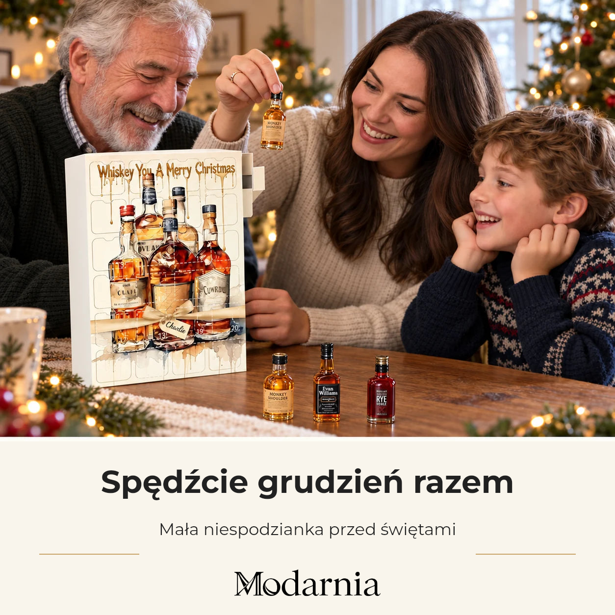 Kalendarz adwentowy z ozdobnymi miniaturami butelek – kolekcja whisky. Dziadek z dorosłą córką i wnuczęciem wspólnie przeżywa grudniowe odliczanie.