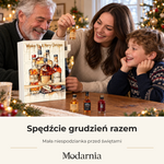 Kalendarz adwentowy z ozdobnymi miniaturami butelek – kolekcja whisky. Dziadek z dorosłą córką i wnuczęciem wspólnie przeżywa grudniowe odliczanie.